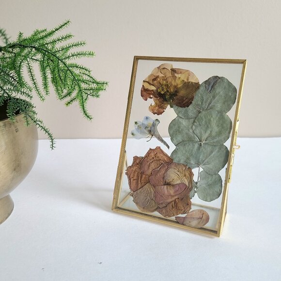 Standing brass and glass picture frame with dry flowers arrangement. - Picture 1 of 7